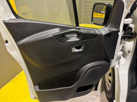 2020 Nissan NV300 - thumbnail 30