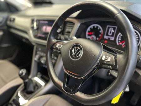 2022 Volkswagen T-Roc DESIGN SPORT 1.0 TSI 110HP €19,900 thumbnail