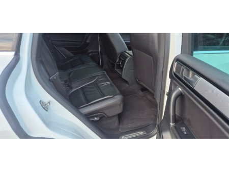 2016 Volkswagen Touareg 3.0 TDI R-LINE BLUEMOTION 258 5DR A V6 €18,659 thumbnail