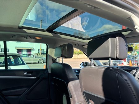 2015 Volkswagen Tiguan - view 3