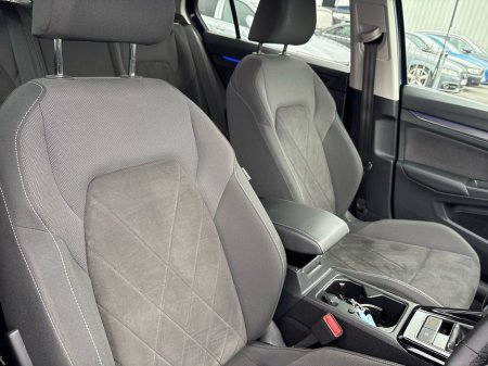 2023 Volkswagen Golf 2.0 TDI 115HP Style €29,975 thumbnail