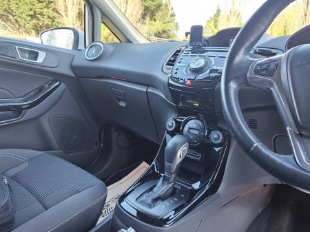 2016 Ford Fiesta - thumbnail 24