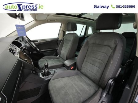 2017 Volkswagen Tiguan - thumbnail 4