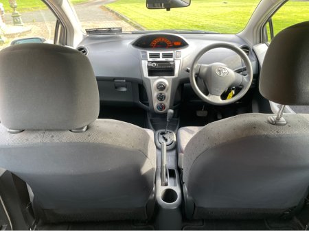 2010 Toyota Yaris - thumbnail 11