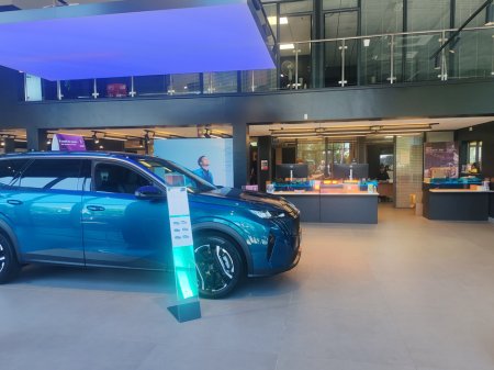 2025 Peugeot 5008 BEV 73kwh 210hp Allure €49,995