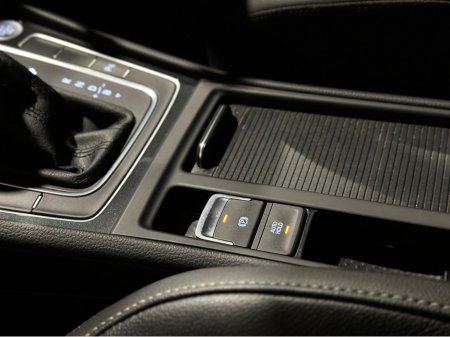 2020 Volkswagen Golf E 136 BHP AUTO E-GOLF €13,950 thumbnail