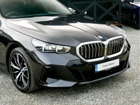 2025 BMW 5 Series - thumbnail 7