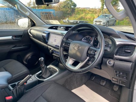2025 Toyota Hilux 2.8 SR5 MANUAL..Roller shutter..No VAT €54,950 thumbnail