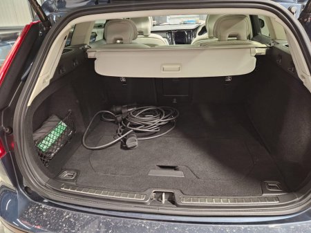 2022 Volvo V60 PHEV T8 (455hp) Ultimate Dark AWD €27,950 thumbnail