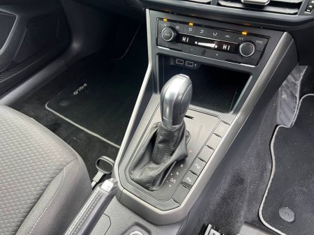 2019 Volkswagen Polo COMFORTLINE 1.0 TSI // FULL SERVICE HISTORY // DIAMOND CUT ALLOYS // APPLE CARPLAY/ANDROID AUTO €15,900 thumbnail