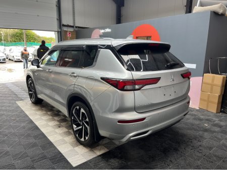 2023 Mitsubishi Outlander - view 4