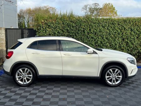 2015 Mercedes-Benz GLA Class GLA180 1.6 AUTO // PANORAMIC SUNROOF // LEATHER HEATED POWERED SEATS // DUAL ZONE CLIMATE CONTROL €17,900