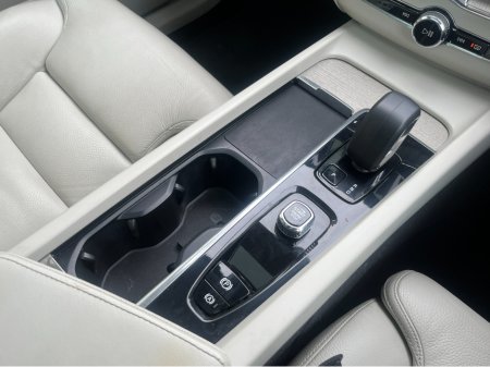 2023 Volvo XC60 T6 PHEV PLUS DARK AWD 2.0 PETROL //PANORAMIC GLASS ROOF//FULL LEATHER HEATED SEATS//ADAPTIVE CRUISE CONTROL// thumbnail