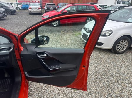 2017 Peugeot 208 - thumbnail 9