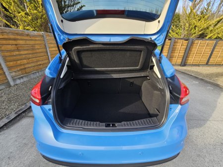 2017 Ford Focus - thumbnail 18