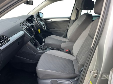 2020 Volkswagen Tiguan CL 2.0 TDI MANUAL 6SPEED FWD 150HP 5DR €23,900 thumbnail