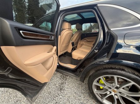 2022 Porsche Cayenne - thumbnail 9
