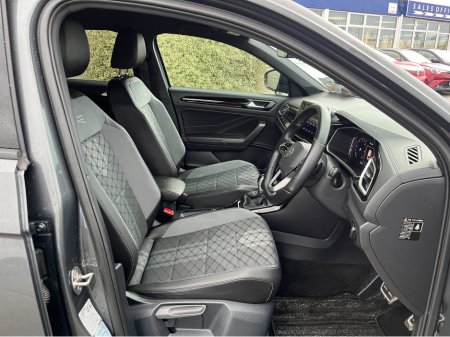 2022 Volkswagen T-Roc R-LINE AUTOMATIC 2.0 DIESEL //HIGH SPEC////HEATED SEATS//ADAPTIVE CRUISE CONTROL//KEYLESS ENTRY//REVERSE CAMERA// €29,950 thumbnail