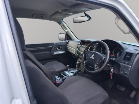 2016 Mitsubishi Shogun  thumbnail