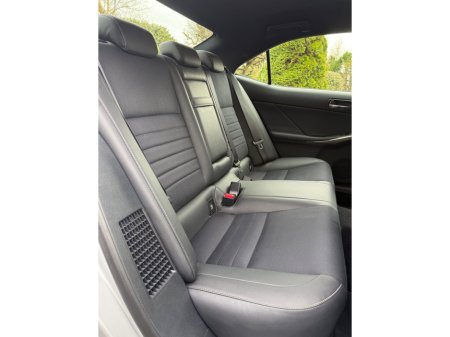 2015 Lexus IS 300 h - thumbnail 11