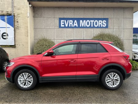 2023 Volkswagen T-Roc ACTIVE AUTOMATIC 1.5 PETROL //VERY LOW MILES//KEYLESS ENTRY//ADAPTIVE CRUISE CONTROL//BLIND SPOT WARNING// €29,950 thumbnail