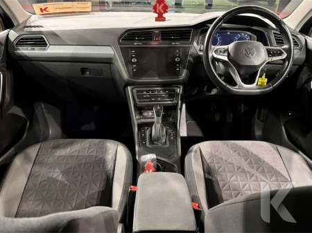 2022 Volkswagen Tiguan HYBRID AUTOMATIC 1.4L TSI PHEV - PARKING SENSORS - CRUISE CONTROL - A/C HEATING CONTROLS €29,950 thumbnail