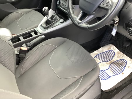 2016 Ford Focus - thumbnail 12