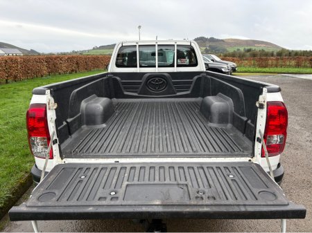 2016 Toyota Hilux - thumbnail 9