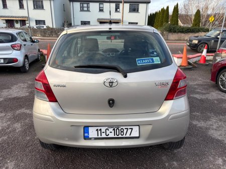 2011 Toyota Yaris - thumbnail 6