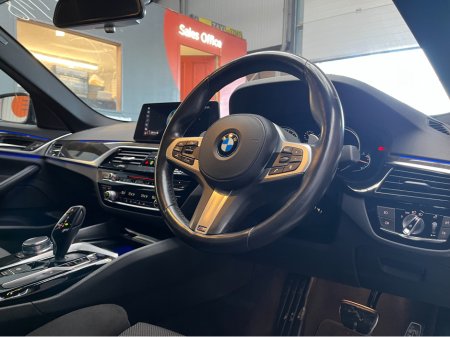 2018 BMW 5 Series 2018 523D M-SPORT 2.0 AUTOMATIC / CRUISE CONTROL / 360° PARKING CAMERA / ELECTRIC MEMORY SEATS / PADDLE SHIFTERS thumbnail