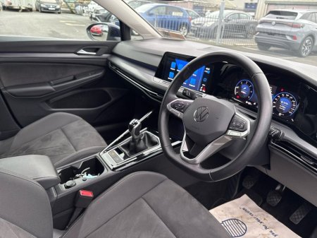 2023 Volkswagen Golf 2.0 TDI 115HP Style €29,975 thumbnail