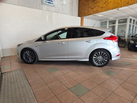 2017 Ford Focus - thumbnail 12