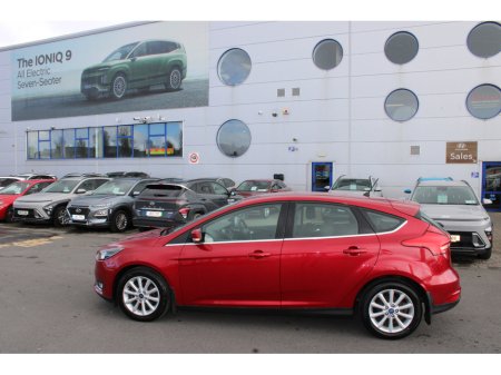 2018 Ford Focus - thumbnail 2