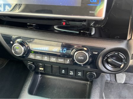 2017 Toyota Hilux - thumbnail 18