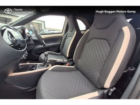 2025 Toyota Aygo X AYGO X DESIGN thumbnail