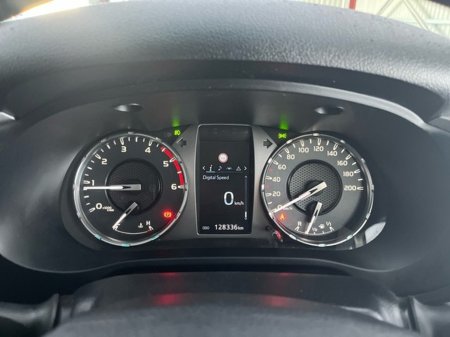 2021 Toyota Hilux 2.4 DOUBLE CAB SR5 €39,950 thumbnail