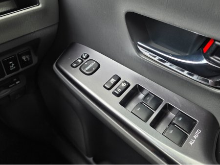 2014 Toyota Prius Alpha - thumbnail 6