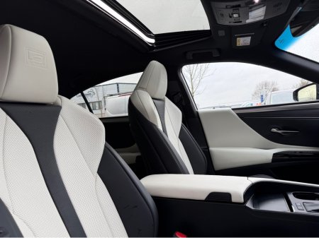 2024 Lexus ES 300 H F SPORT ES 300H 4DR AUTO €48,950 thumbnail