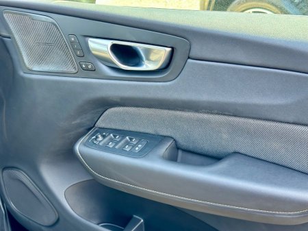 2025 Volvo XC60 - thumbnail 6