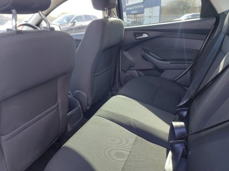 2016 Ford Focus - thumbnail 17