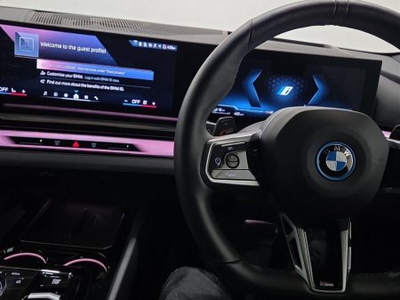 2025 BMW 5 Series - thumbnail 17