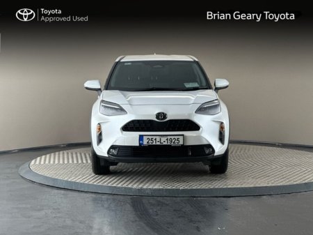 2025 Toyota Yaris Cross Luna Hybrid *Pearl White* €30,950 thumbnail