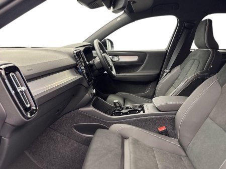 2026 Volvo XC40 - thumbnail 2