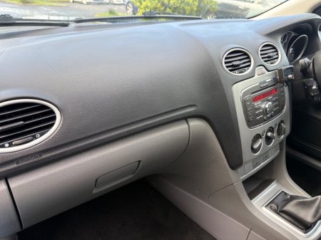 2010 Ford Focus - thumbnail 17