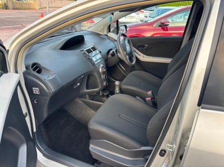 2011 Toyota Yaris - thumbnail 2