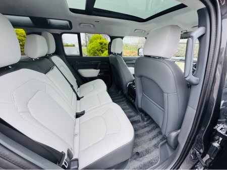 2025 Land Rover Defender P300e X-DYNAMIC SE URBAN SPEC PHEV AUTO €109,950 thumbnail