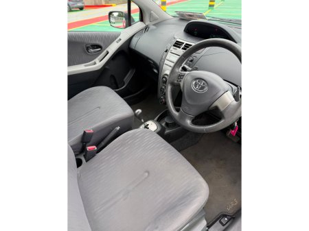 2010 Toyota Yaris - thumbnail 9