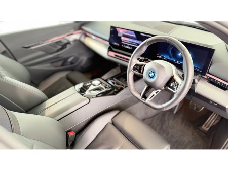 2025 BMW 5 Series - thumbnail 3