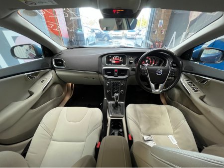 2015 Volvo V40 2015 VOLVO V40 D4 SE 2.0 AUTOMATIC / CRUISE CONTROL / REVERSE CAMERA / PADDLE SHIFTERS thumbnail