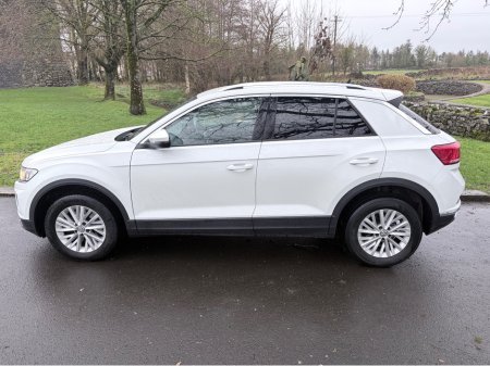 2018 Volkswagen T-Roc DESIGN 1.0 TSI MANUAL 6SPEED FWD 115HP 5DR €16,995 thumbnail